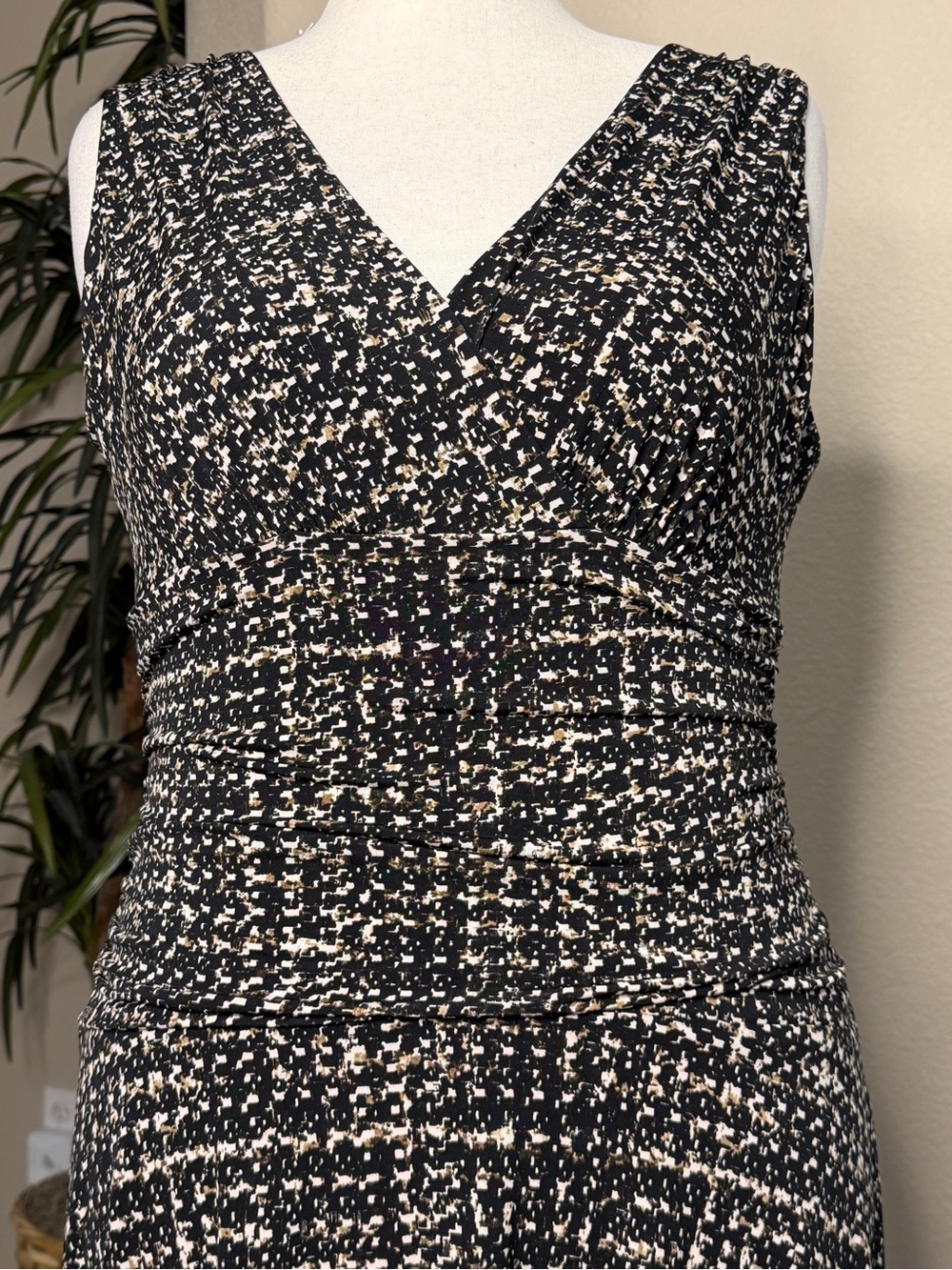 Jones New York Black and Cream V-Neck A-Line Dress - Picture 2 of 9
